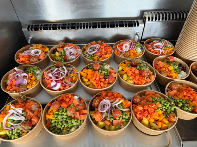 Es kommen viele verschiedene Speisen auf den Tisch.