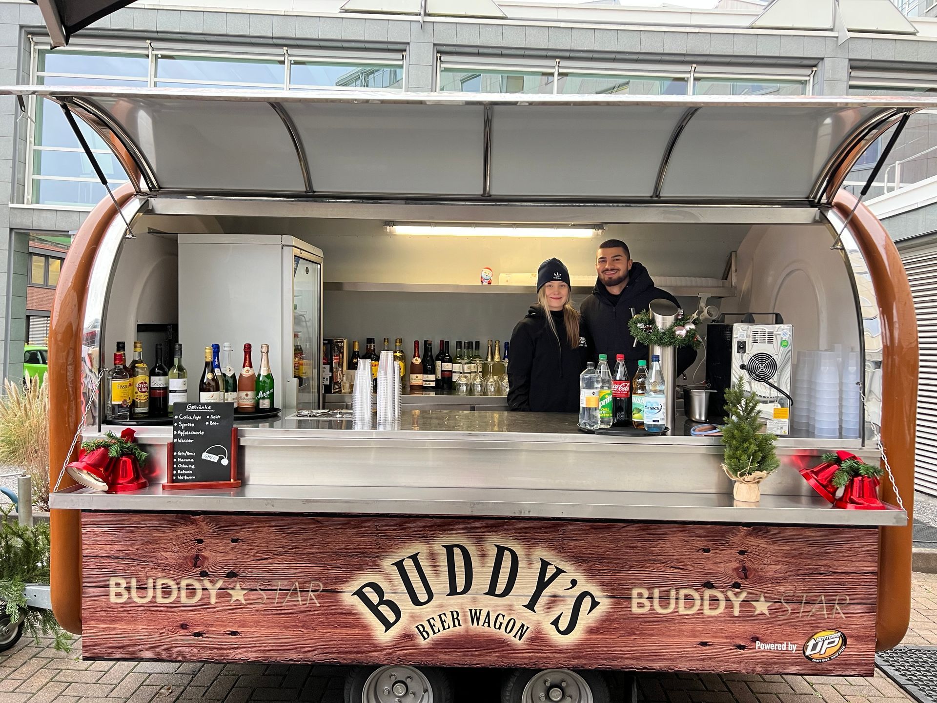 Ein weiß-goldener Imbisswagen steht in einem Lagerhaus.