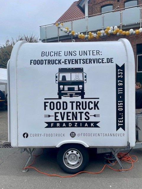 Ein Imbisswagen steht vor einem Gebäude