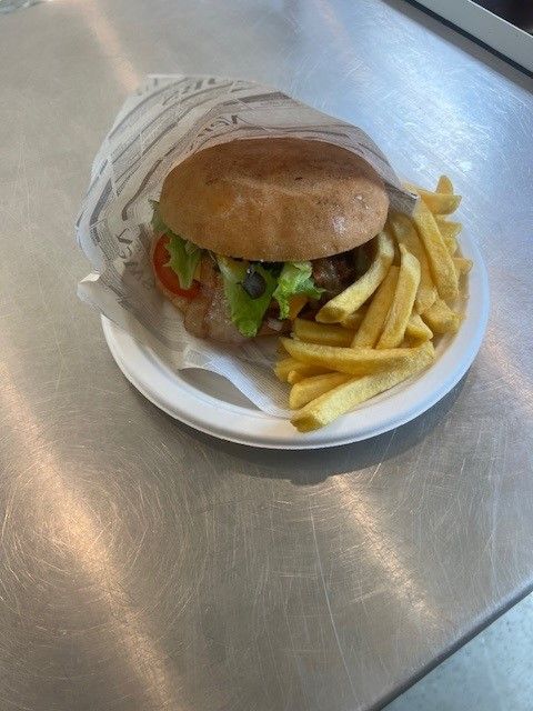 Ein Hamburger und Pommes Frites auf einem Teller auf einem Tisch