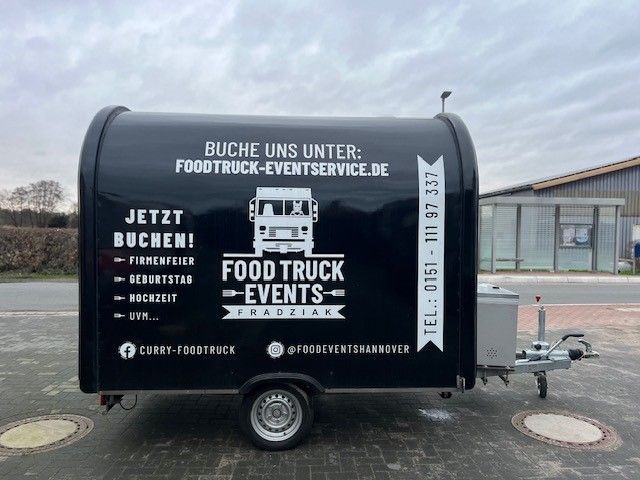 Ein Imbisswagen steht am Straßenrand