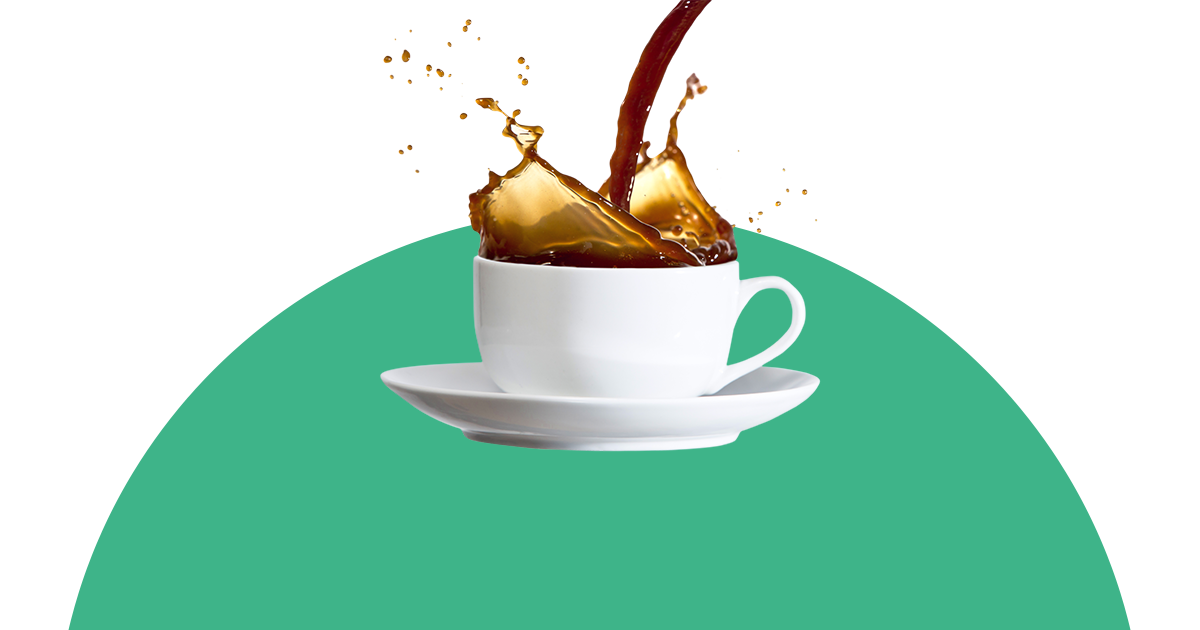 Auf einem grünen Tisch wird eine Tasse Kaffee in eine Untertasse gegossen.