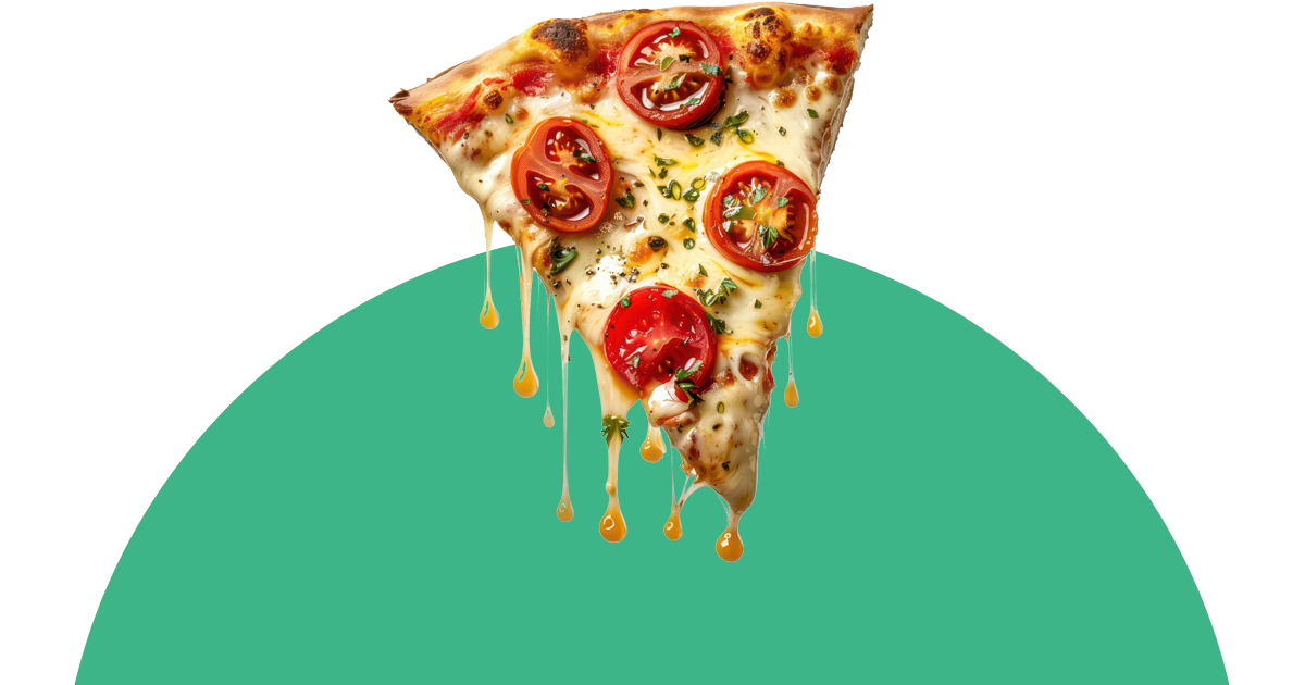 Ein Stück Pizza mit Tomaten und Käse auf grünem Hintergrund.