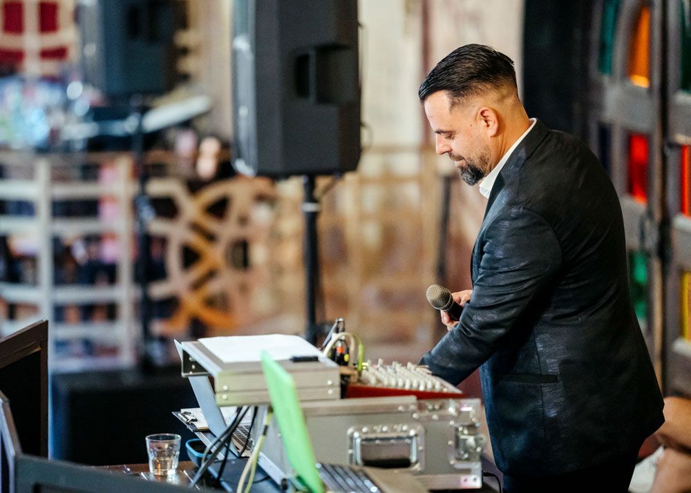 Ein Mann im Anzug steht vor einem Mikrofon.