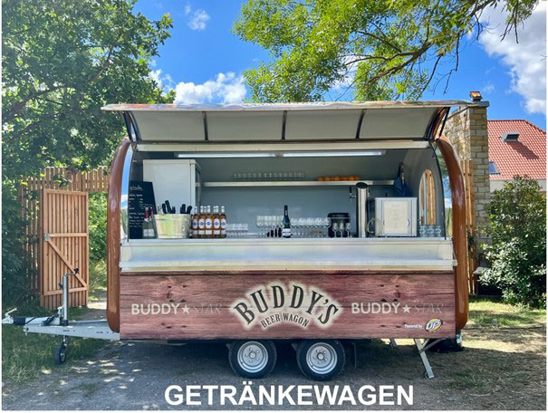 Vor einem Haus parkt ein Imbisswagen namens Buddy's.