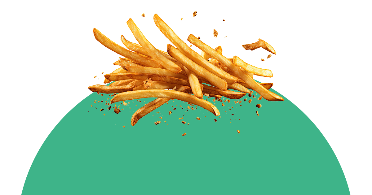 Ein Haufen Pommes Frites auf einer grünen Fläche.