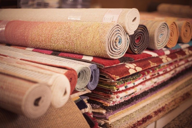 Auswahl an bunten Teppichen