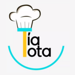 Logotipo con gorro de chef sobre el texto "Tía Ota", detalles en verde azulado y amarillo y un semicírculo verde azulado.