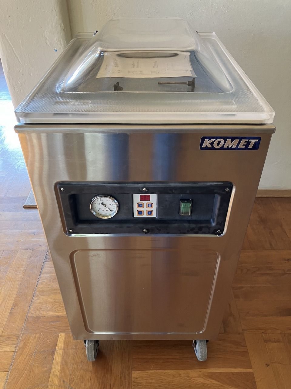 KOMET Vakuumverpackungsmaschine aus Edelstahl mit transparenter Haube und Bedienfeld