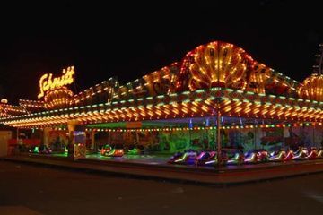 Jochen & Rudolf Schmitt GbR Mutter und Kind in Fahrgeschäft