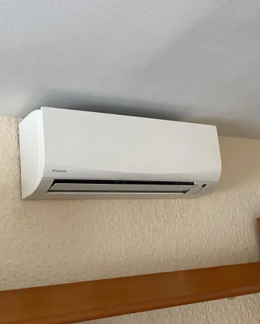 Icono de marcador de posición gris claro con un sol y montañas sobre fondo blanco