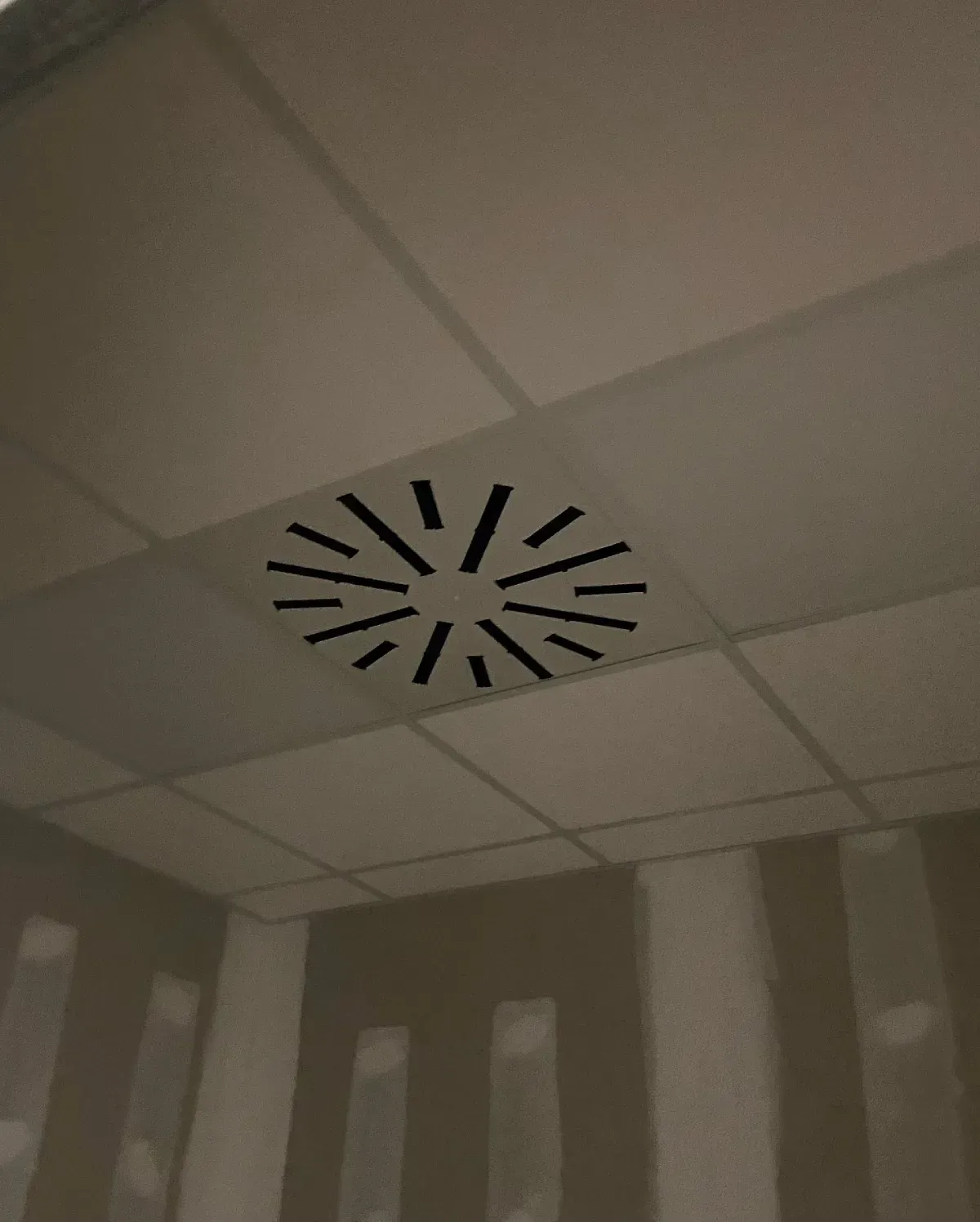 Icono de marcador de posición gris claro con un sol y montañas sobre fondo blanco
