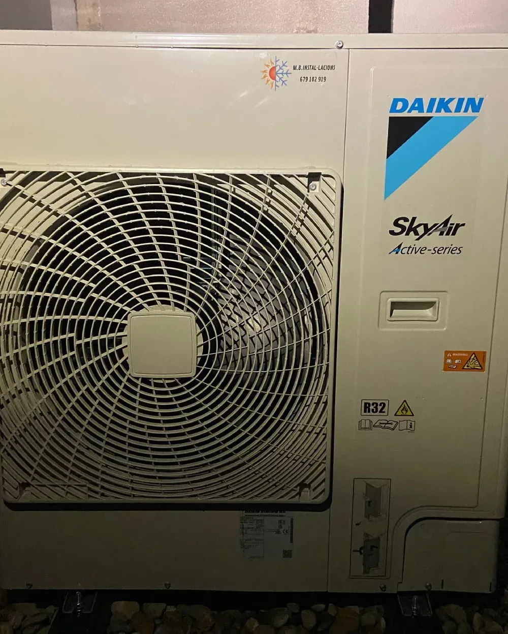 Unidad exterior de aire acondicionado Daikin SkyAir blanca, con una gran rejilla para el ventilador