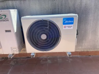 Icono de marcador de posición gris claro con un sol y montañas sobre fondo blanco