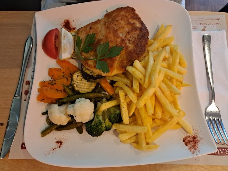 Schnitzel mit Pommes und Salat