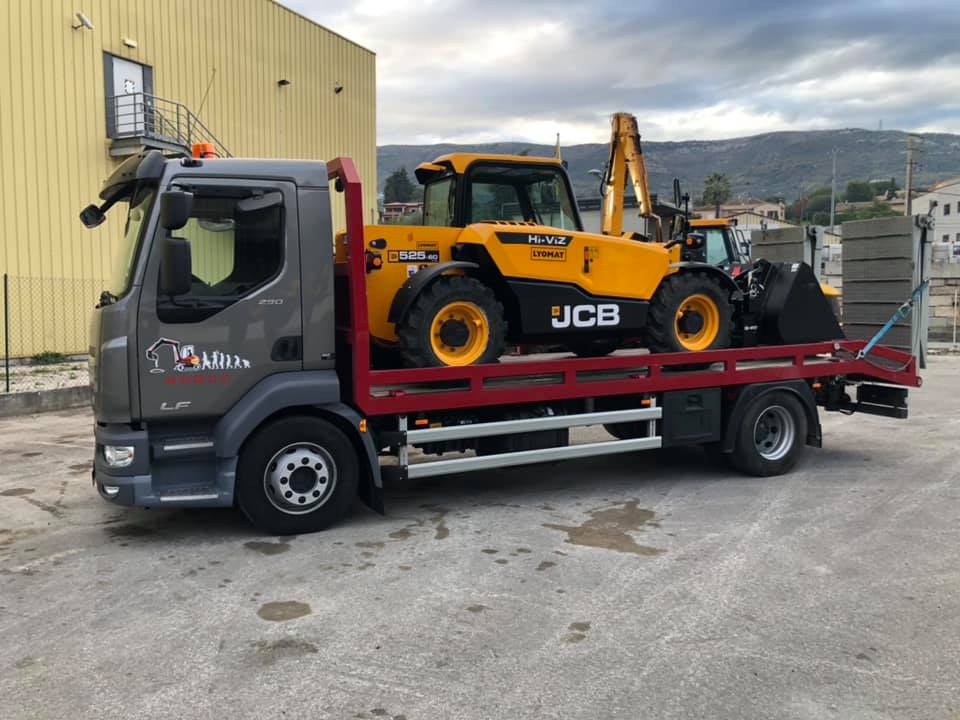 Camion qui porte des tracteurs jaunes