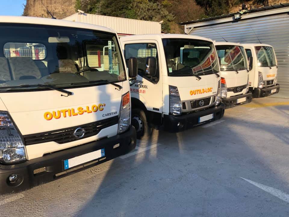 Camion-benne de l'entreprise OUTILS-LOC
