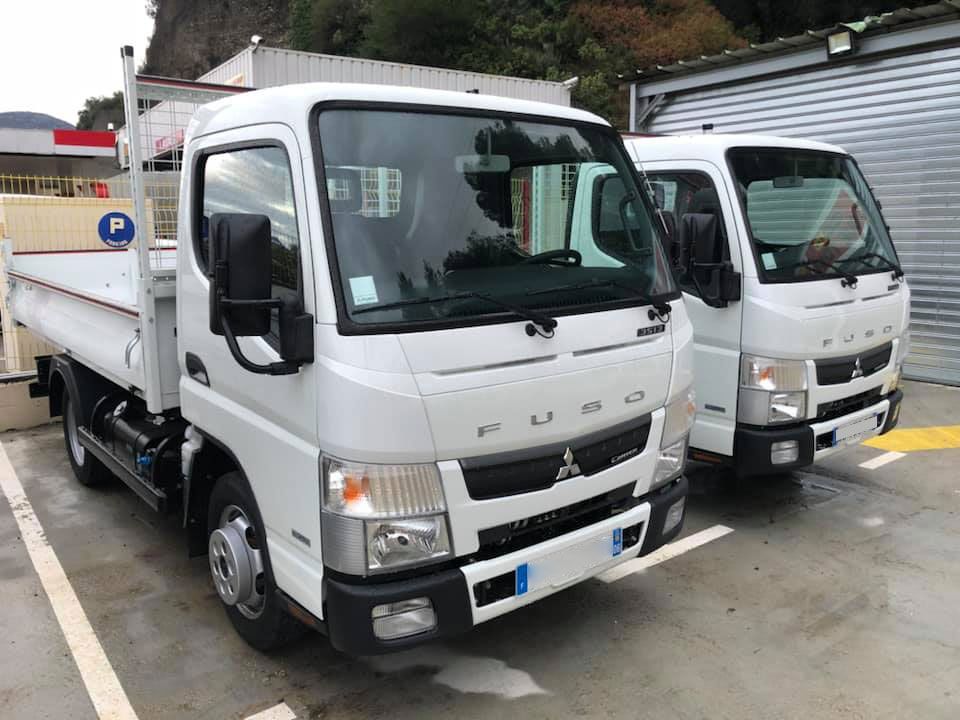 Deux camions-bennes de l'entreprise OUTILS-LOC