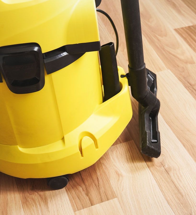 Aspirateur industriel jaune vue de près sur du plancher