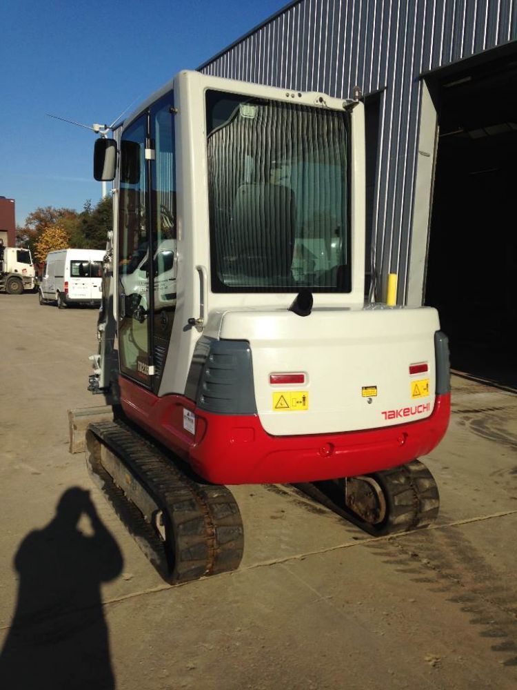 Pelle Takeuchi TB235