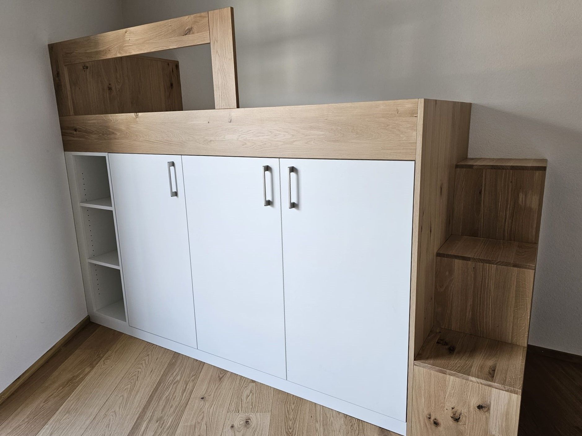 Ein Schlafzimmer mit Holzbett und Kommode. Foto von der Holzprofi Zermatt AG