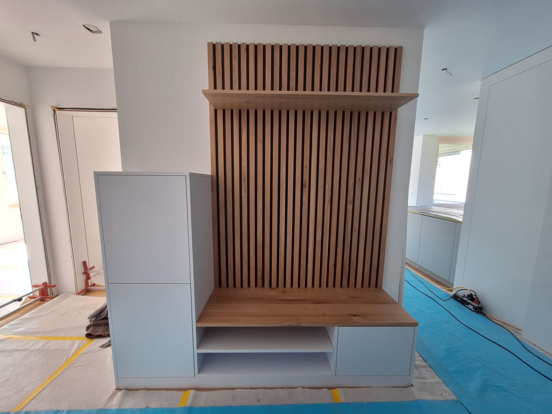 Holzschrank in einem Raum. Foto von der Holzprofi Zermatt AG