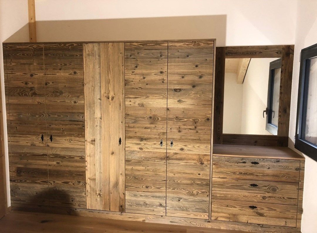 Ein leerer Raum mit Oberlicht und Holzregalen. Foto von der Holzprofi Zermatt AG