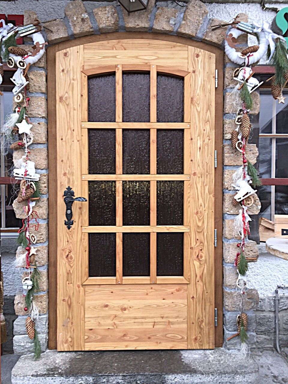 Neben einem Swimmingpool steht eine Holzbank. Foto von der Holzprofi Zermatt AG