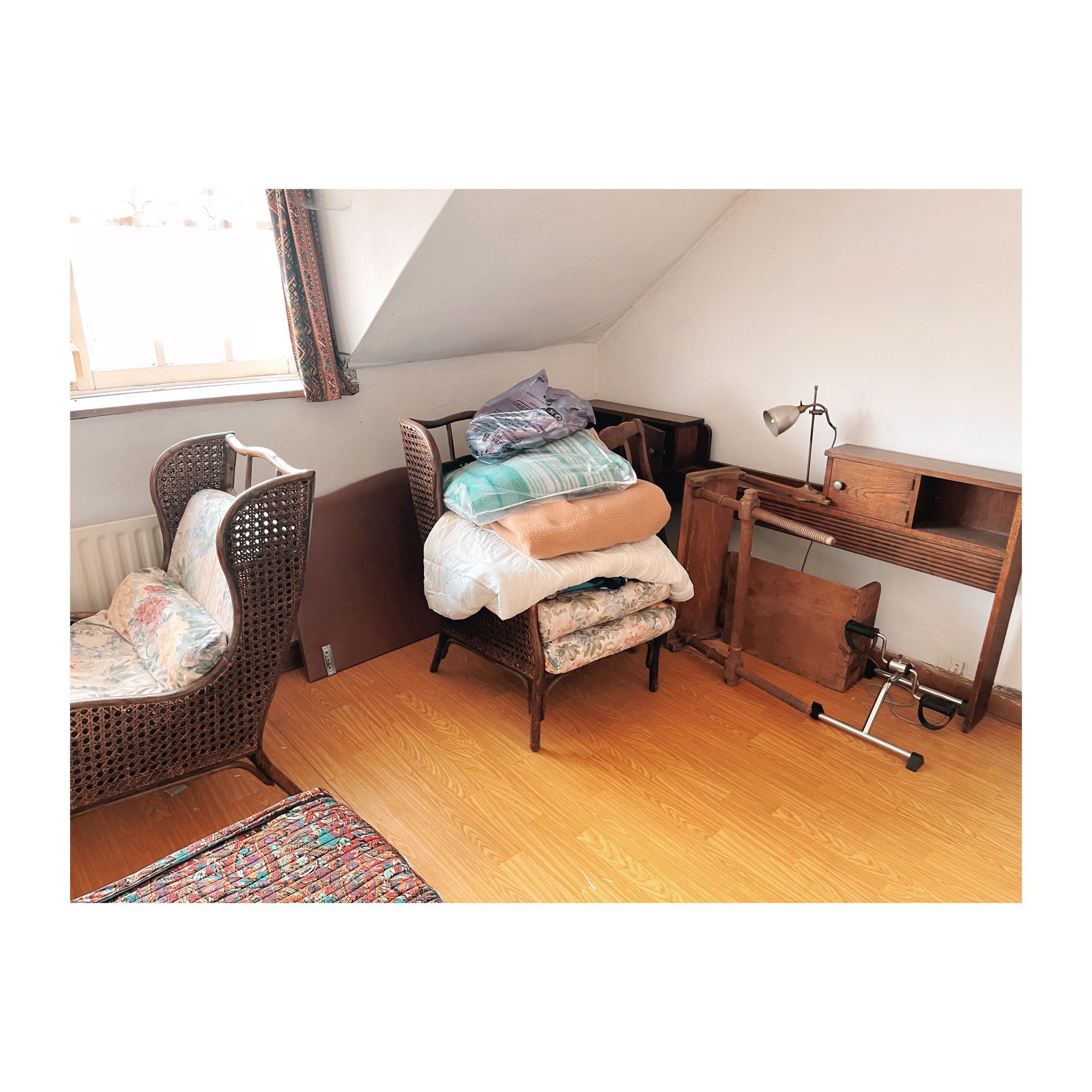 Des fauteuils dans une pièce