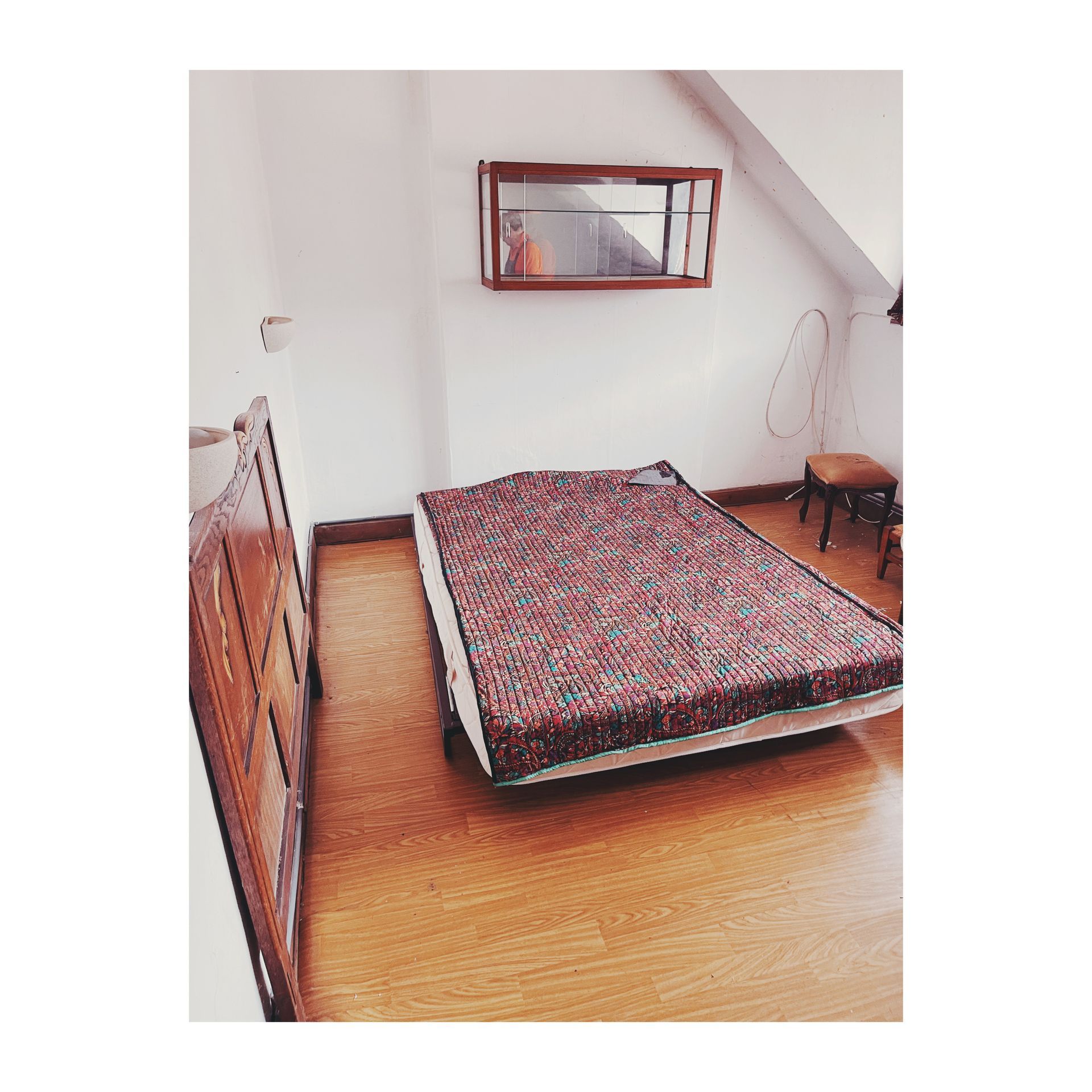 Un lit dans une chambre