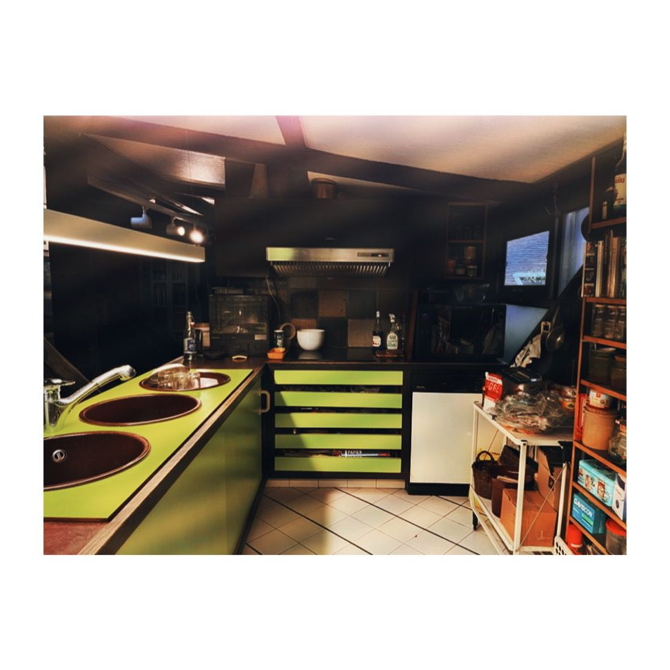 Une cuisine avec des meubles verts