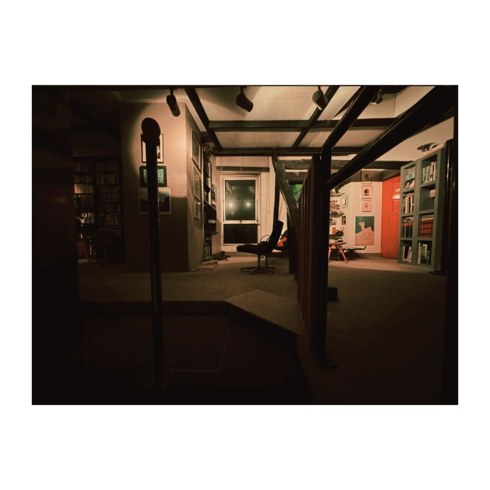 Un salon avec des poutres en bois