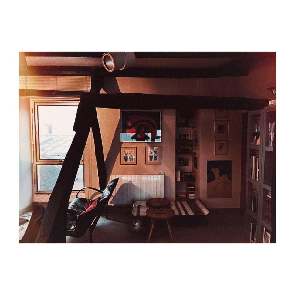 Un salon avec un fauteuil noir