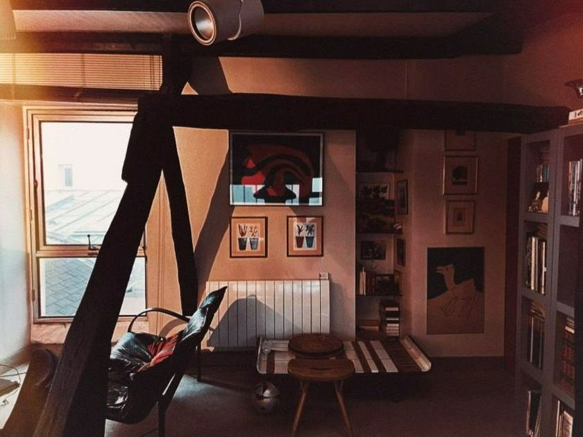 Un salon avec une poutre