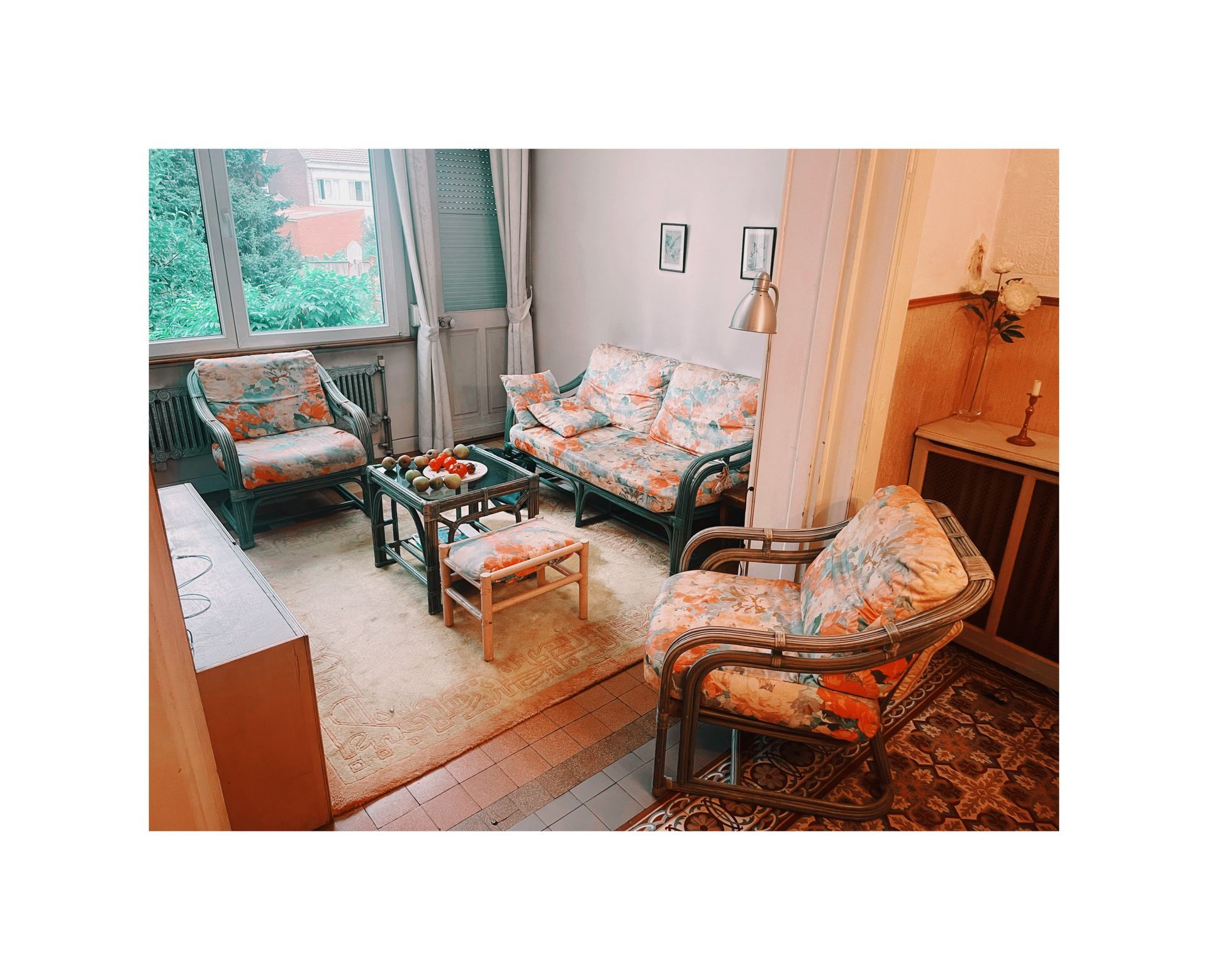 Un salon avec trois fauteuils à motifs