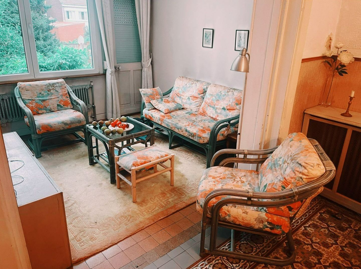 Un salon et des tables basses