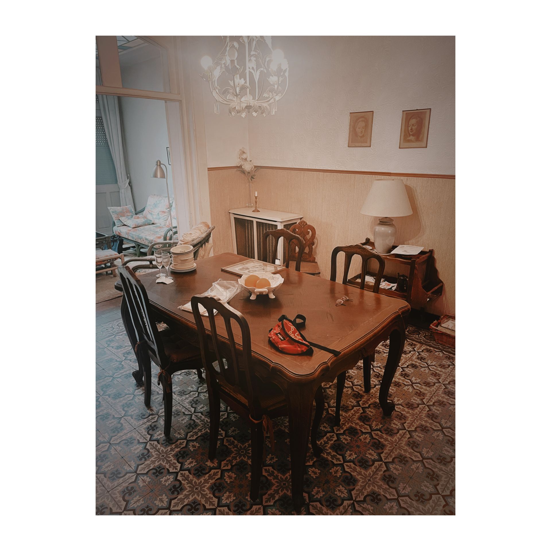 Une table en bois dans une cuisine