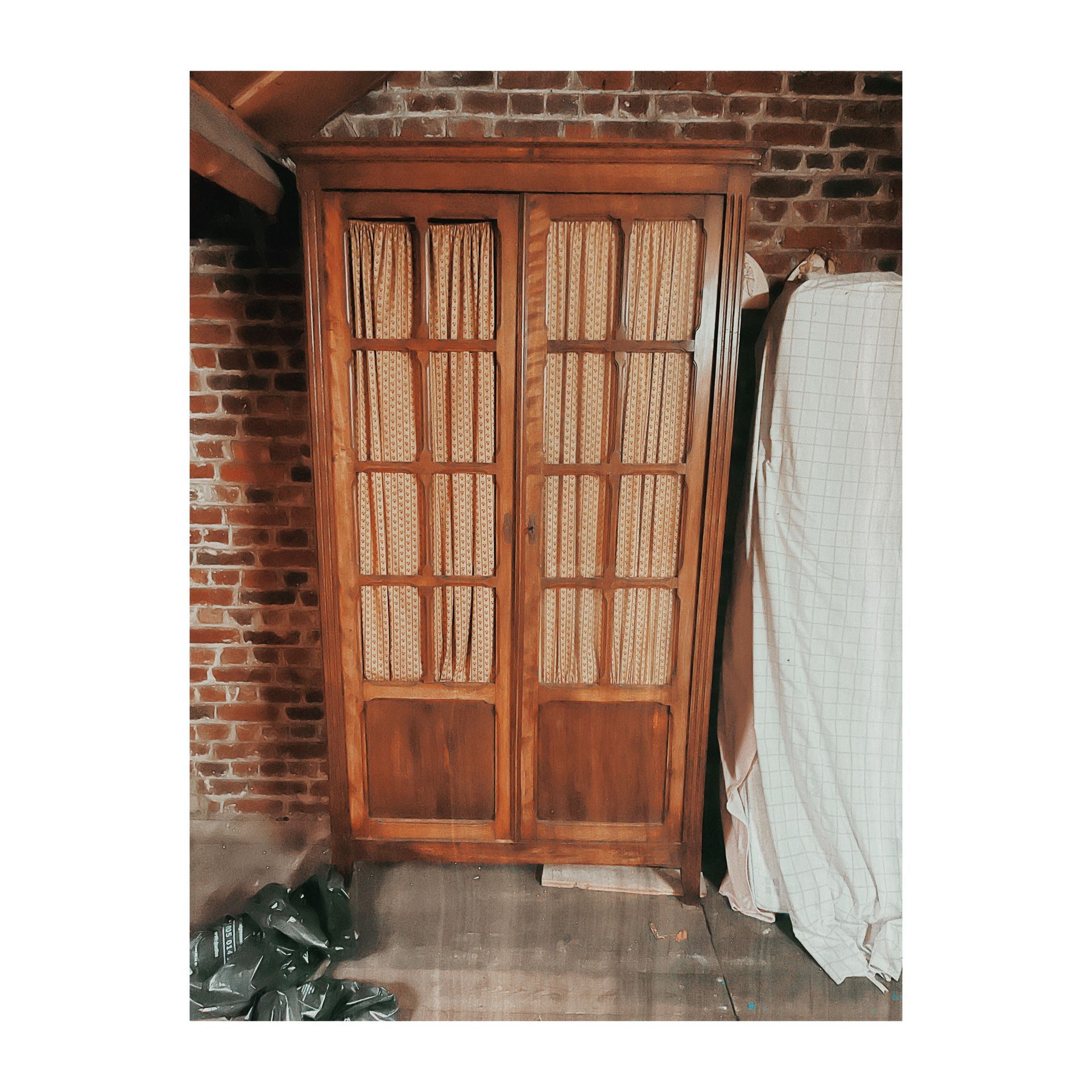 Une armoire en bois