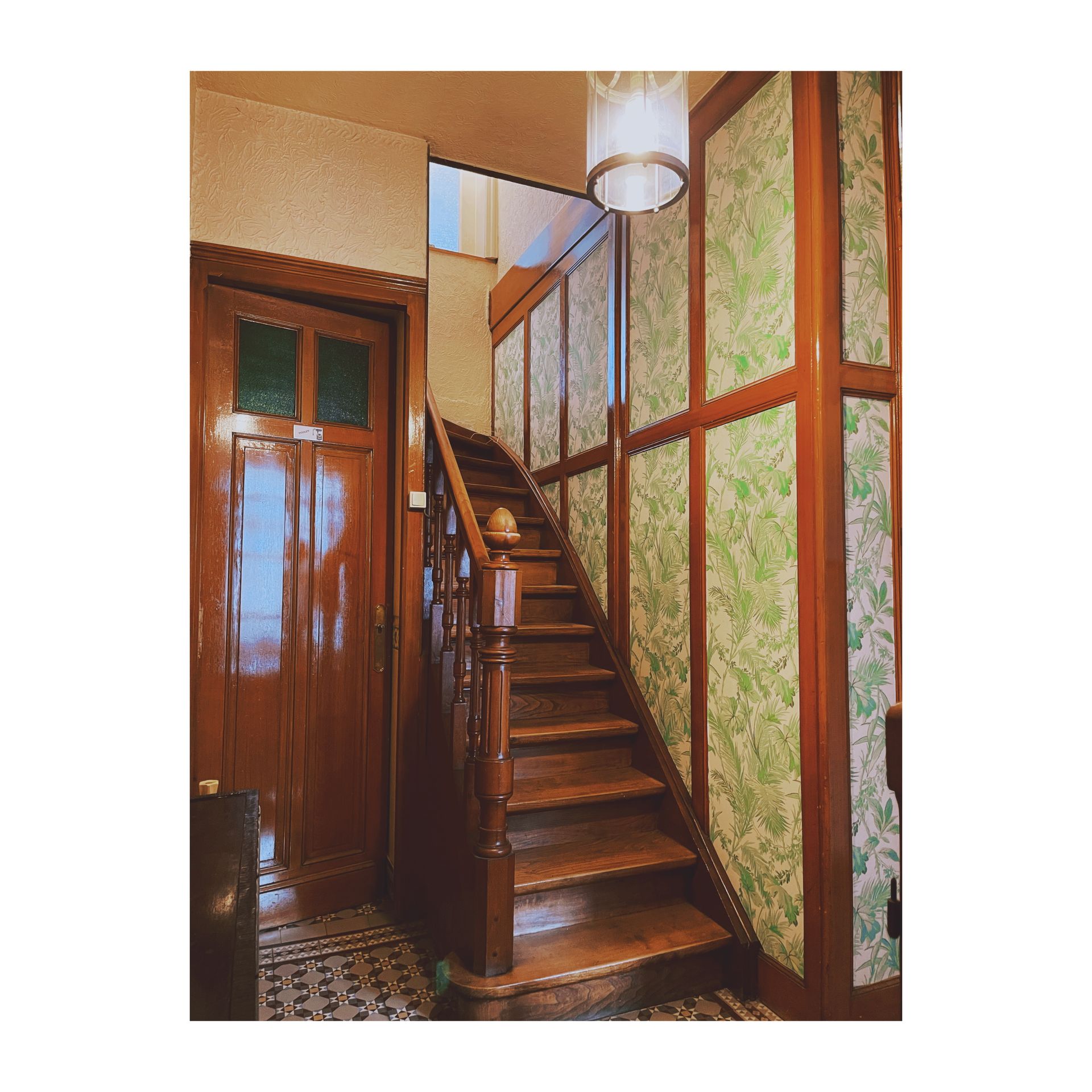 Un escalier en bois et des murs verts