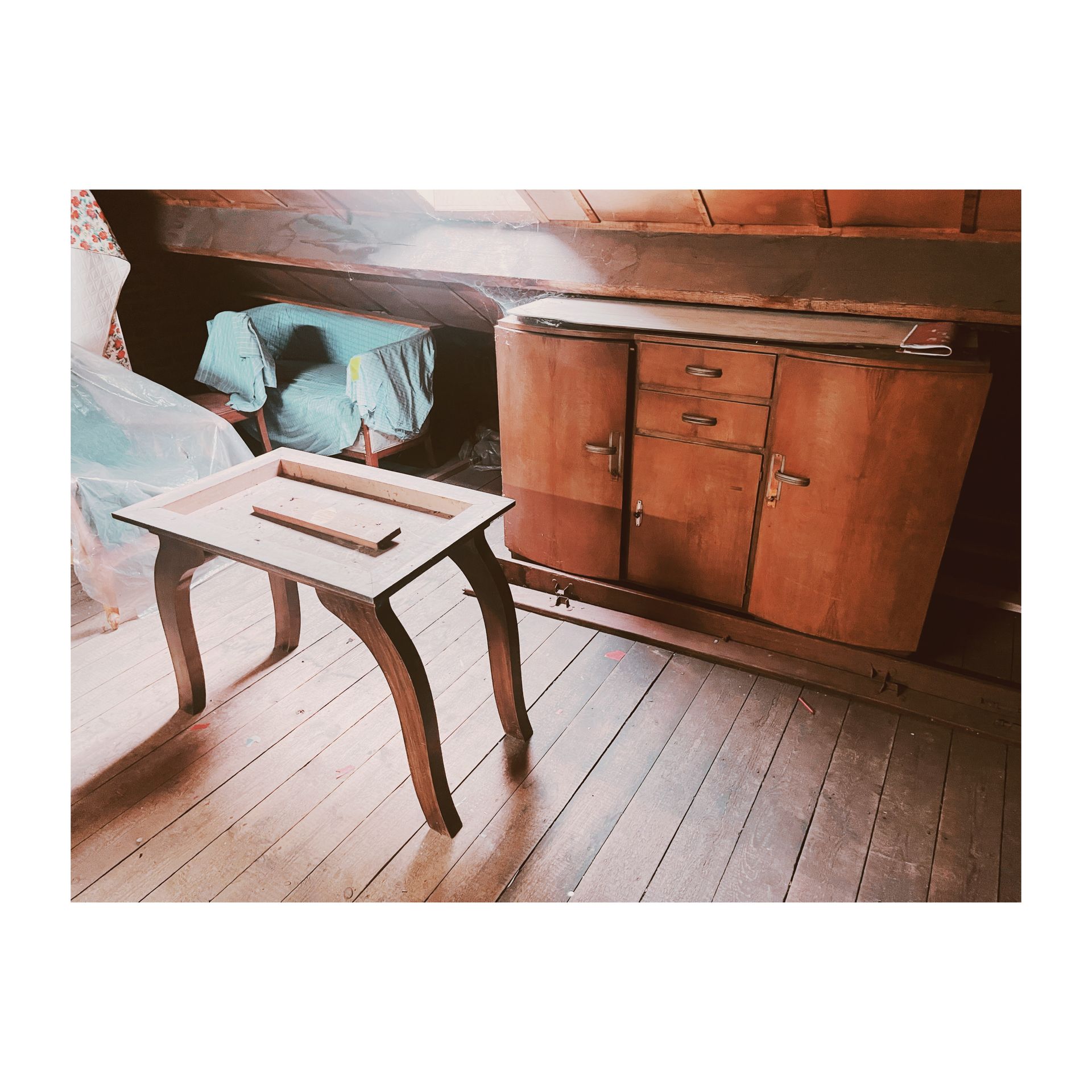 Une commode et un tabouret en bois