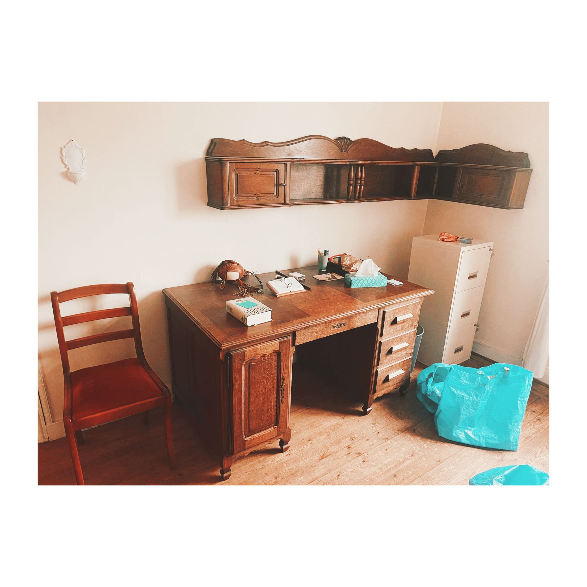 Un bureau en bois, une chaise et des étagères