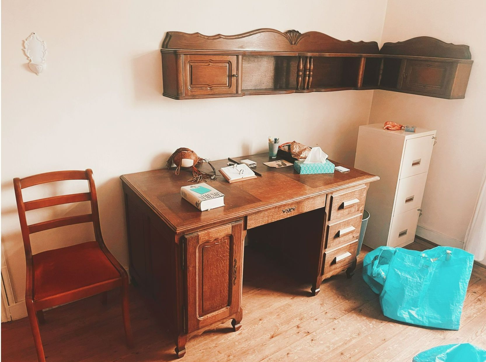 Un bureau et une chaise en bois