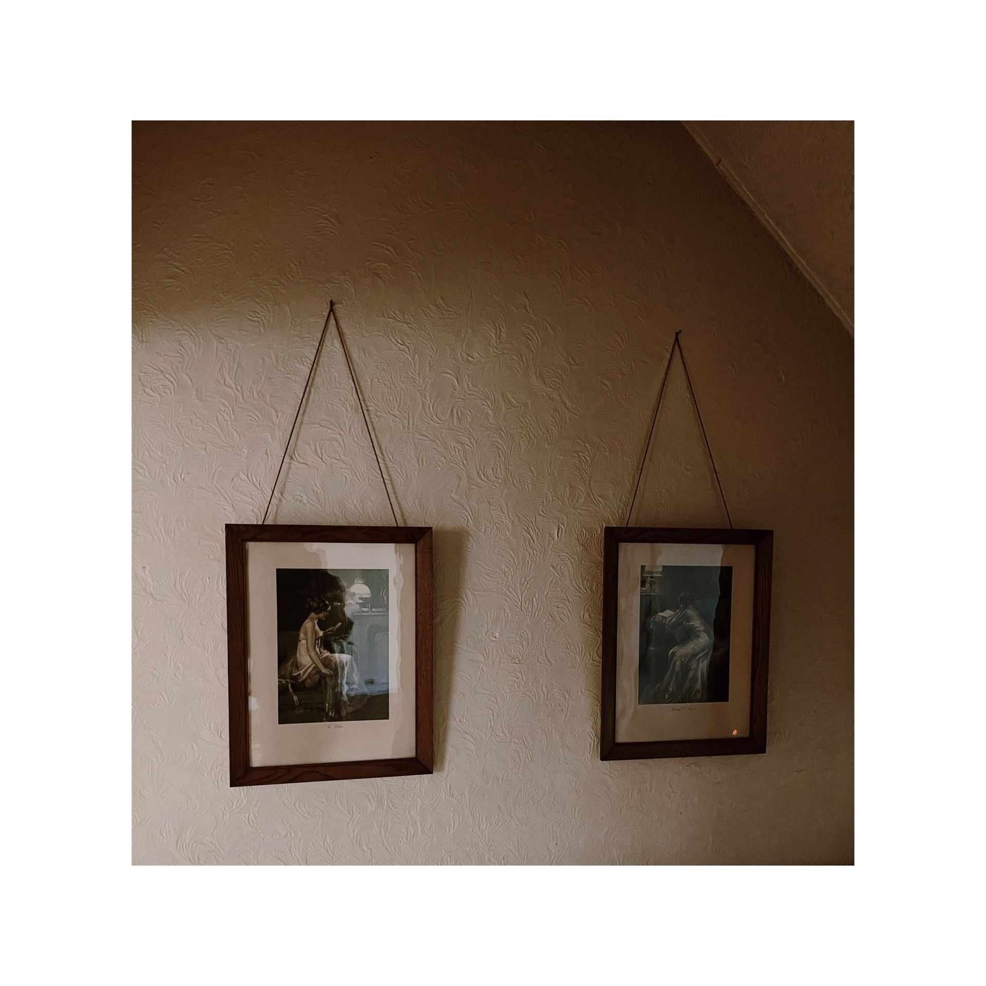 Des tableaux sur un mur