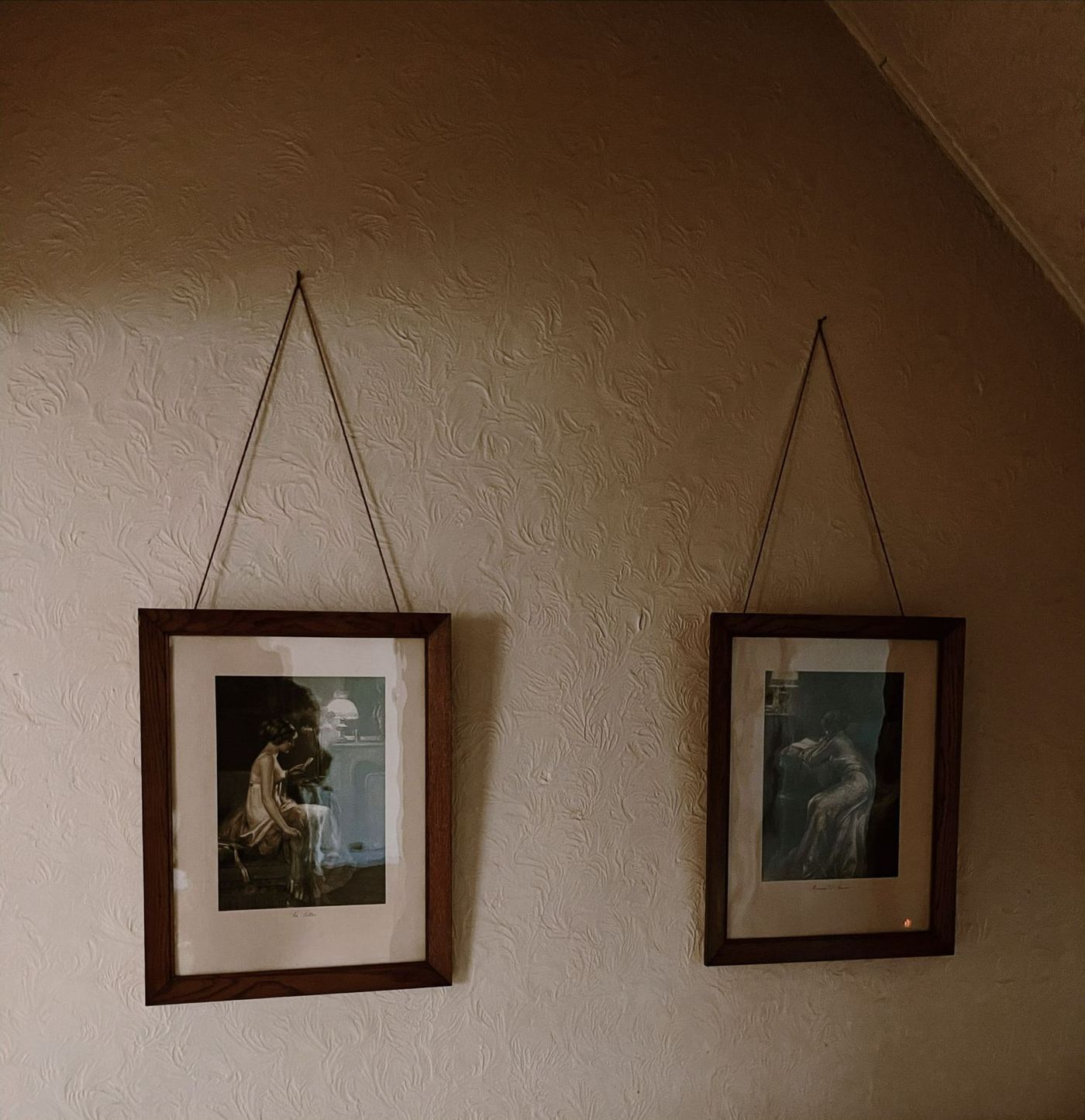 Deux tableaux sur un mur