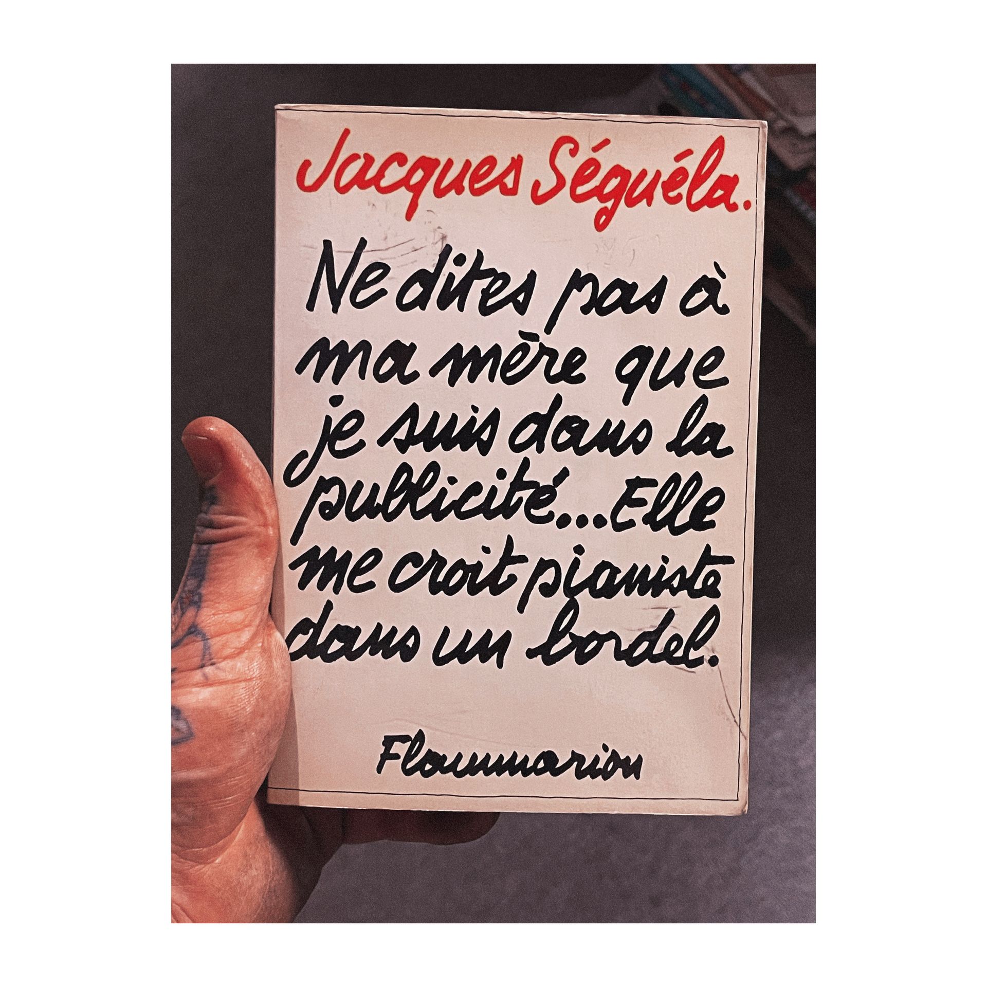 Une affiche avec un message inscrit dessus