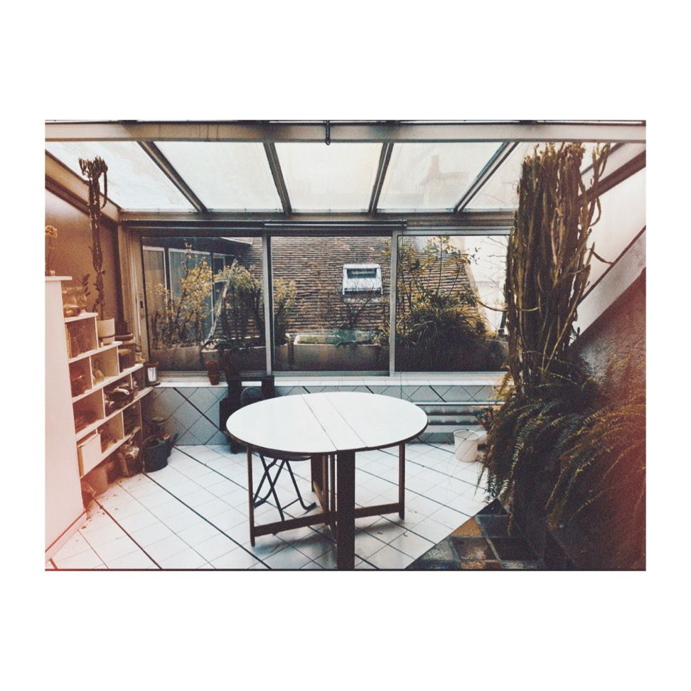 Une table dans une véranda