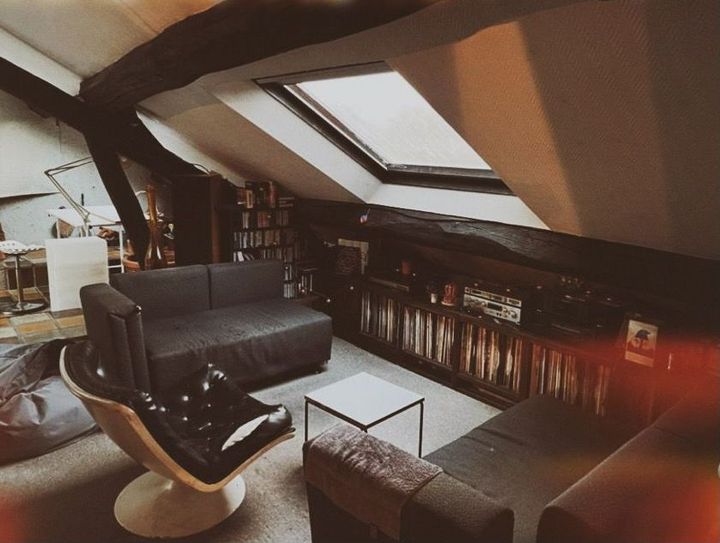 Un salon avec des fauteuils et canapés noirs