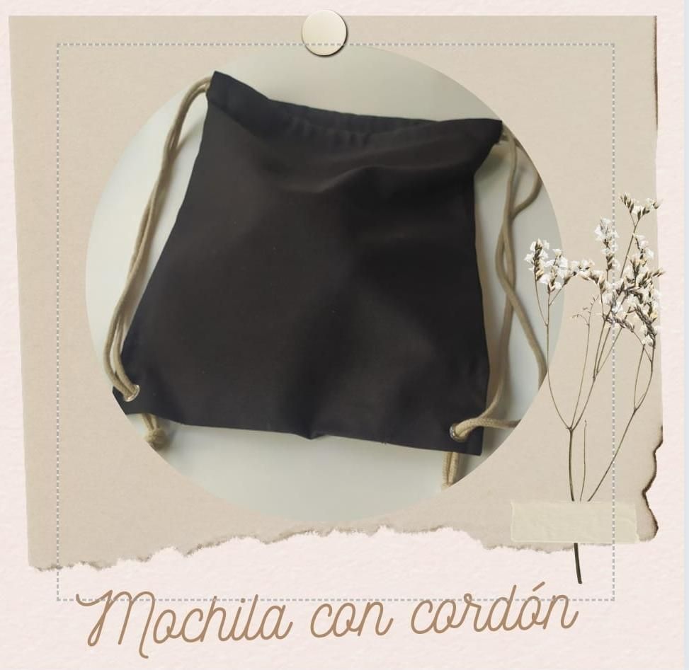 Una foto de una mochila negra con cordón.