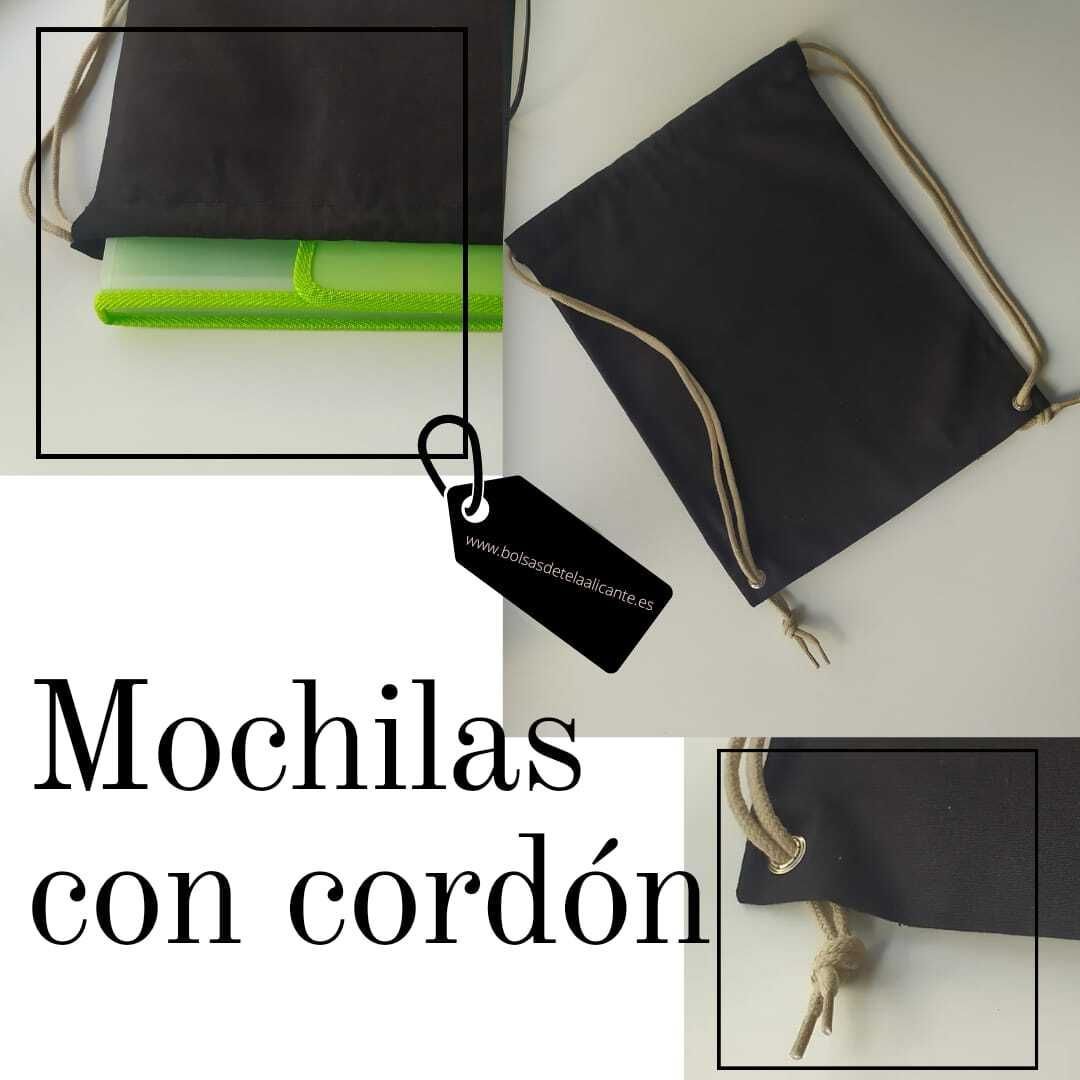 Una bolsa negra con cordón y una etiqueta que dice mochilas con cordón