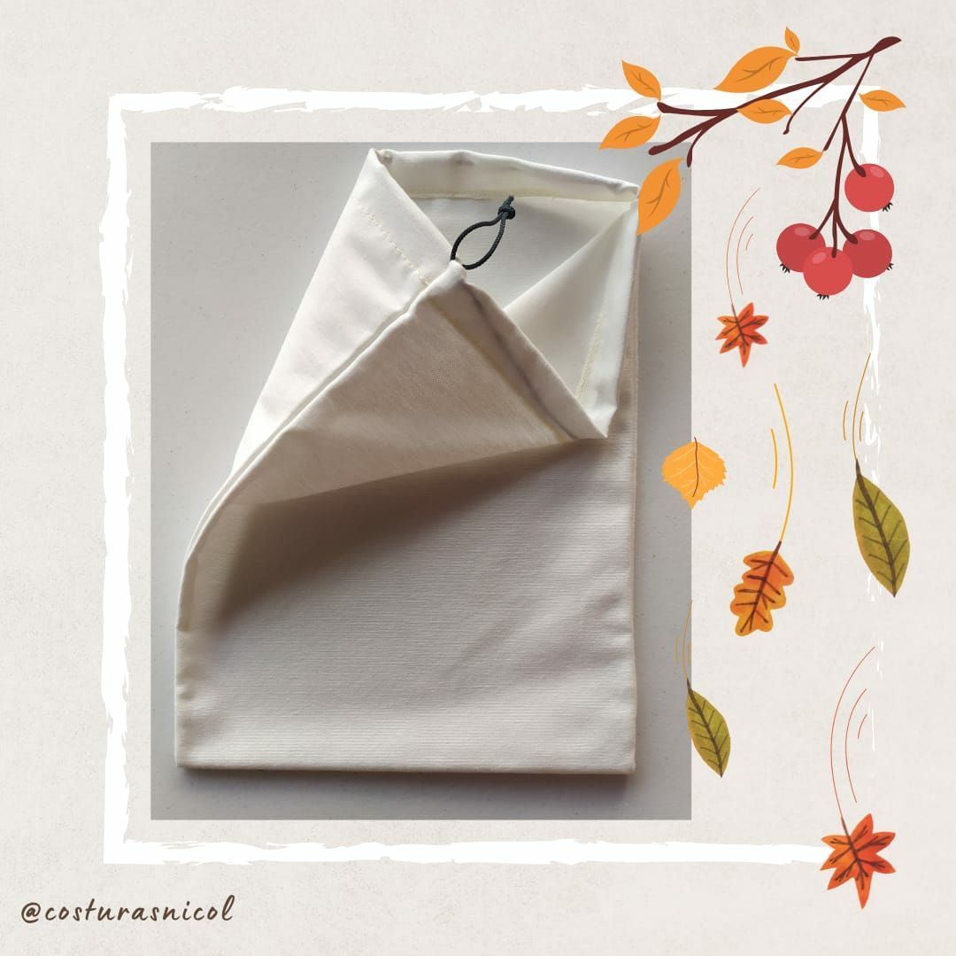 Una imagen de una servilleta con hojas y bayas.